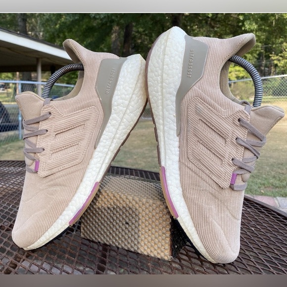 🟤🍇US 9.5- Adidas Ultra Boost 22 Women's "Magic Beige" GX9171 Suede
Sneakers NICE - Picture 1 of 16